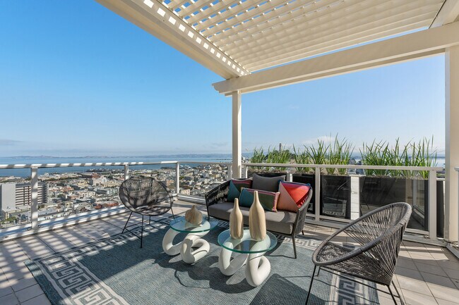 Building Photo - 900 Green St