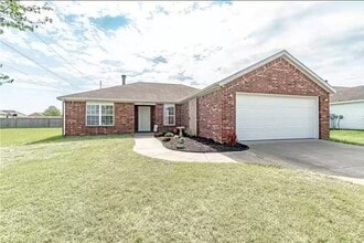 Building Photo - 805 SW Sandrock Rd