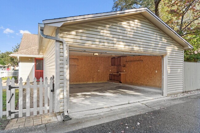 Building Photo - 110 Parkwood Dr