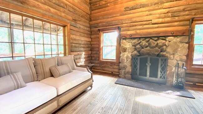 Building Photo - 615 Falls Dr