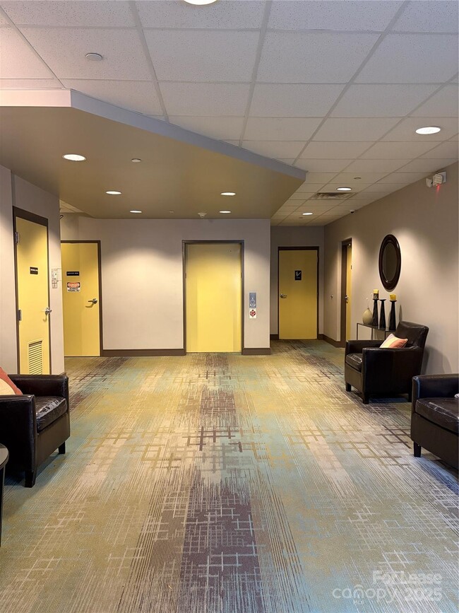 Building Photo - 2200 Lyndhurst Ave