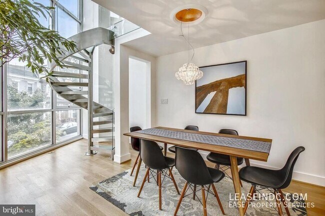 Building Photo - 3240 Hiatt Pl NW