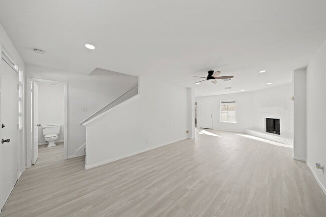 Building Photo - "Charming 3-Bed Townhouse Oasis with 2.5 B...