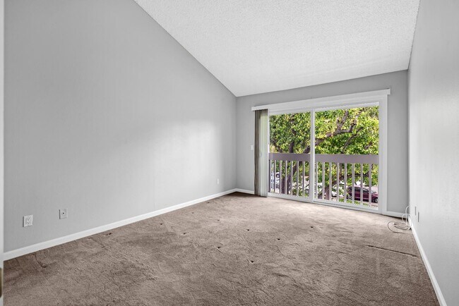 Building Photo - 165 Oddstad Dr