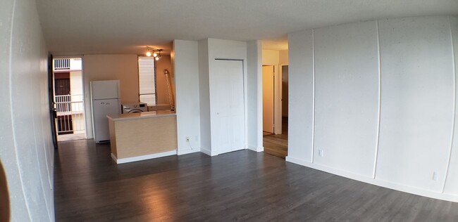 Building Photo - Spacious 2-Bedroom, 1-Bath in Cathedral Point