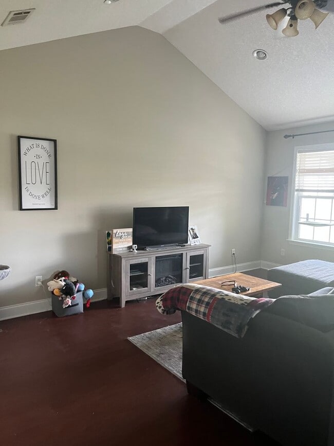 Building Photo - FOR RENT 3 Bed 2 bath Pet friendly home