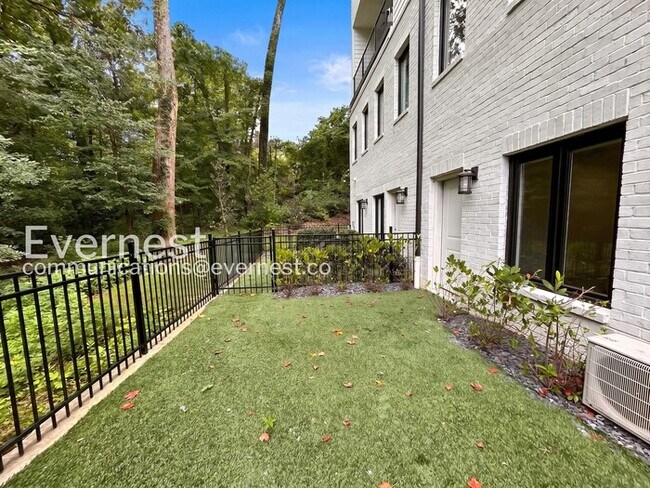 Building Photo - 5-Bed/4-Bath/Voucher Accepted/Available Now!
