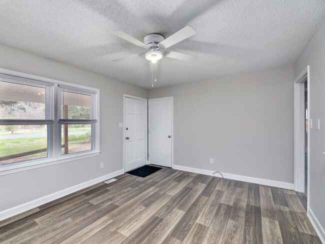 Building Photo - 3 bedroom 1 bath home for rent in New Bern