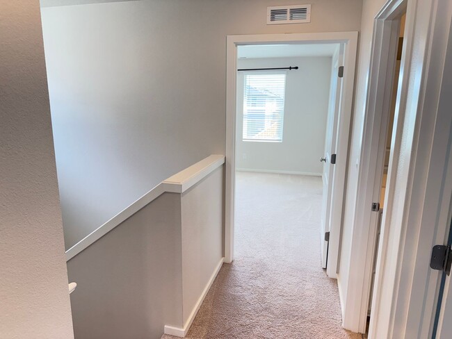 Building Photo - Newer 3 bedroom 2.5 bathroom house!