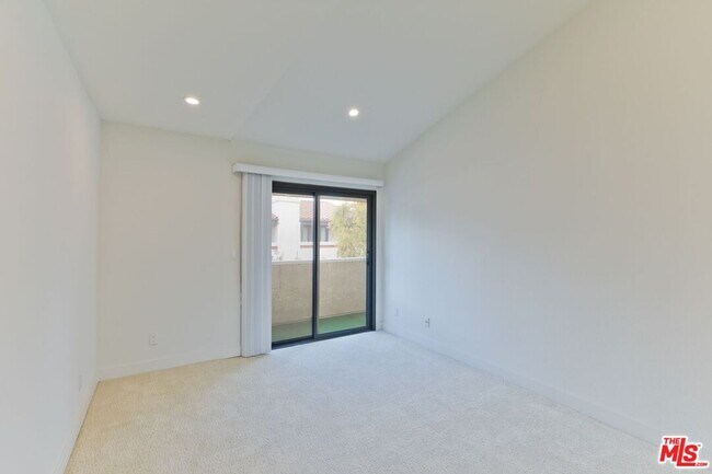 Building Photo - 6930 De Celis Pl