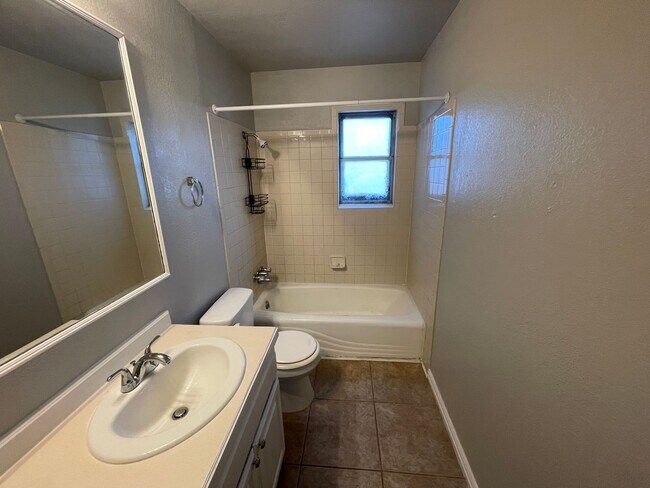 Building Photo - 3 bedroom, 3 bath