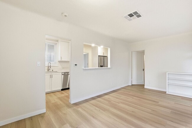 Building Photo - 1 BLOCK TO THE BEACH! COMPLETELY REMODELED 2BD/2BA OCEAN BEACH RESIDENCE - ONLY $4,495/MO!