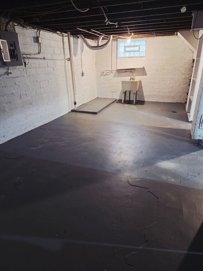 Building Photo - Beautiful Home Waiting To Be Occupied By You