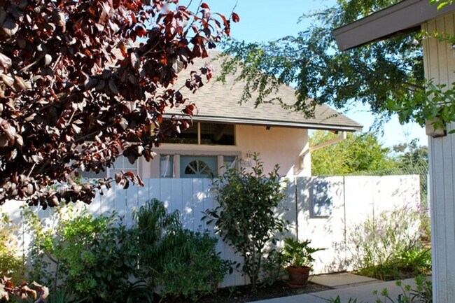 Building Photo - End Unit 2 bedroom, 2 bath Townhouse