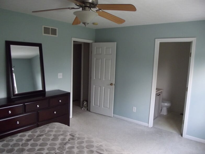 Master bedroom with en suite full bath - 1074 Lakegrove Court