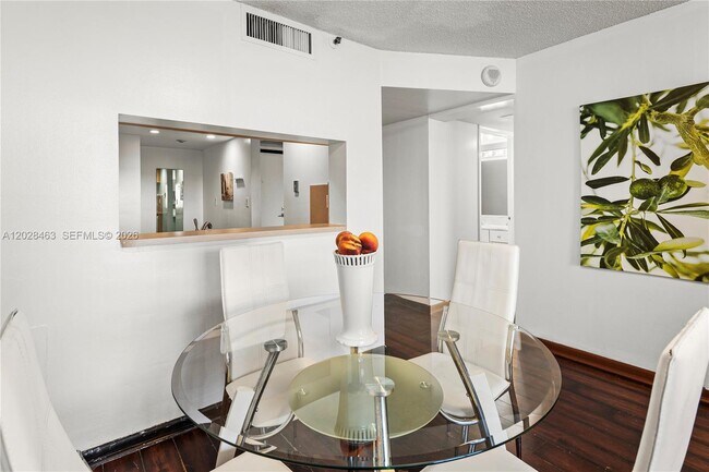 Building Photo - 2555 Collins Ave