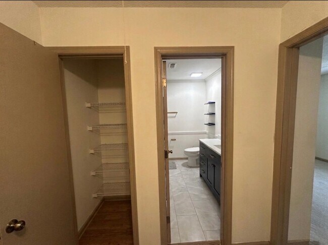 Building Photo - 2 Bedroom, 1.5 Bathroom Townhome in Durham