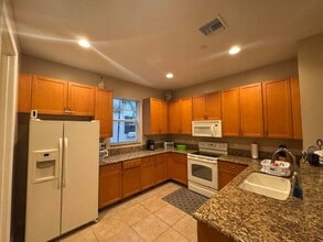 Building Photo - 1033 NE 17th Way