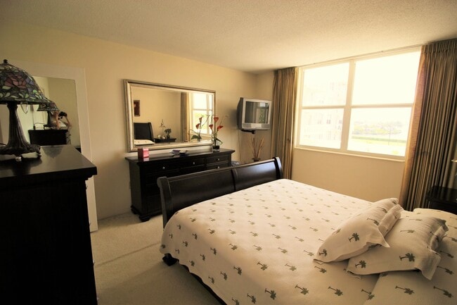 Building Photo - 3450 S Ocean Blvd