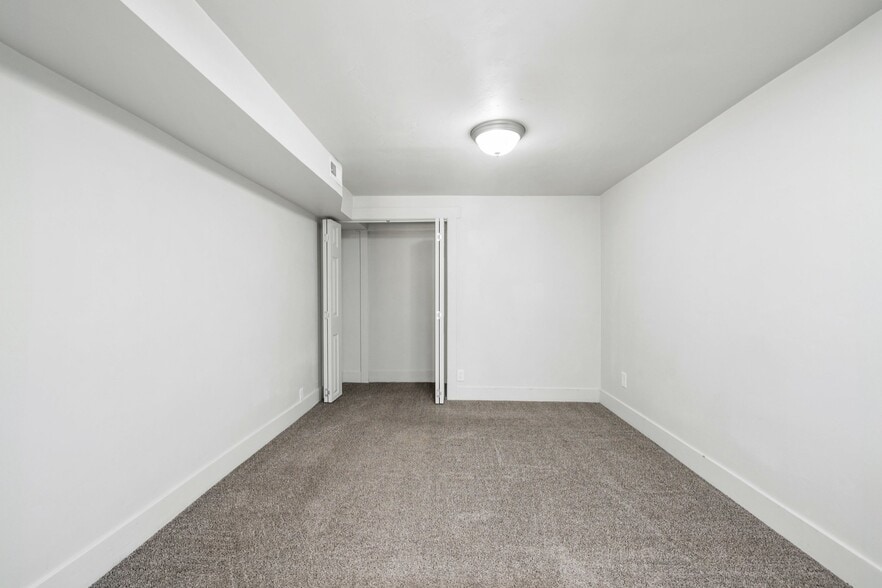 Building Photo - 31 W 100 N