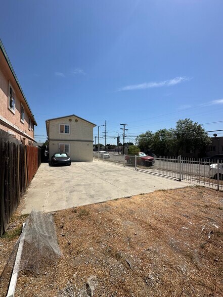Building Photo - 10929 Compton Ave
