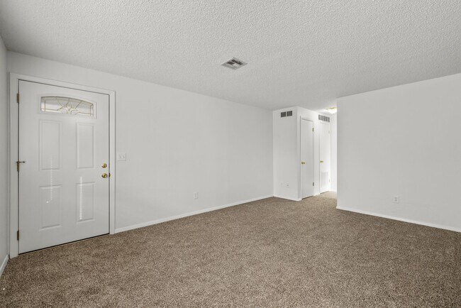 Building Photo - Charming townhome centrally located with great access to the Greenbelt and BSU!