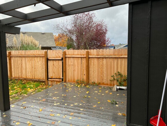 Building Photo - Beautiful 3 bedroom 2 bath house in Eugene!  $500 OFF YOUR FIRST MONTH'S RENT!