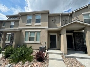 Building Photo - Stunning townhouse in Northgate!