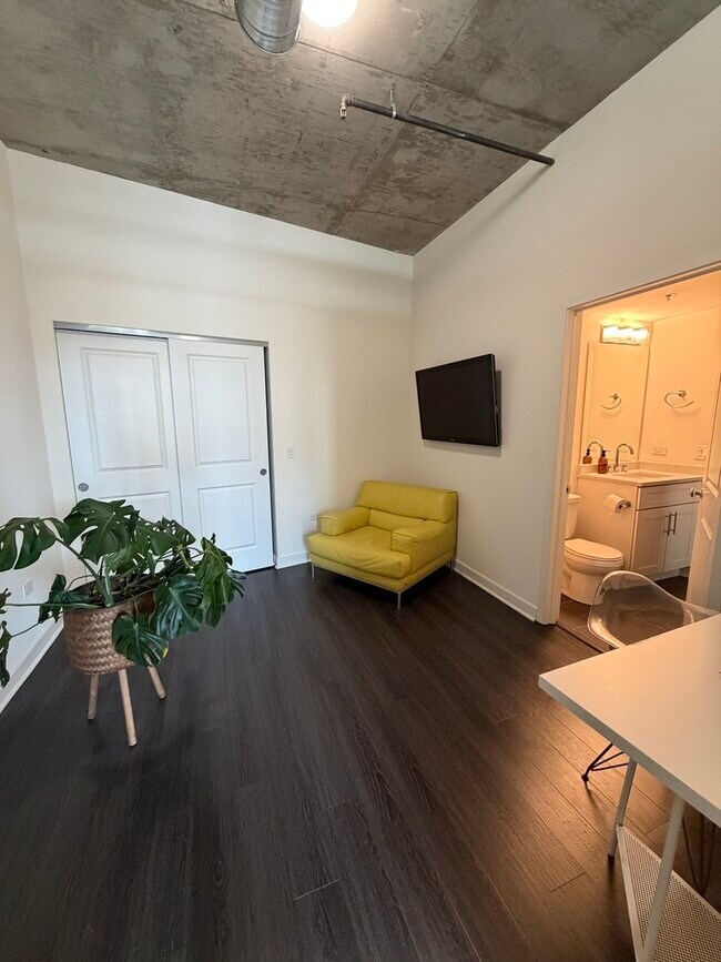 Building Photo - 50 E 16th St