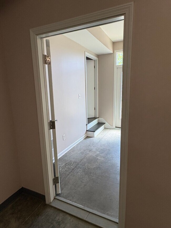 Building Photo - Beautiful 1 bedroom Modern Townhome