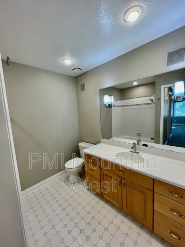 Building Photo - 499 N 200 W