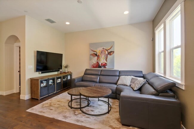 Building Photo - 4 Bed / 3.5 Bath | Crocker Village Brownst...