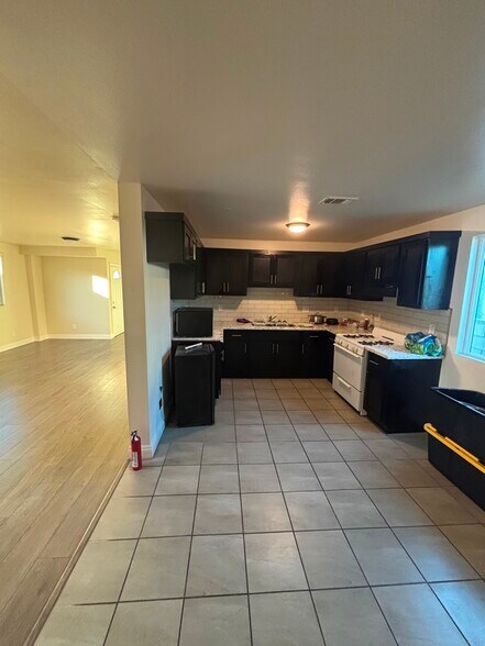 Building Photo - 214 E 101st St