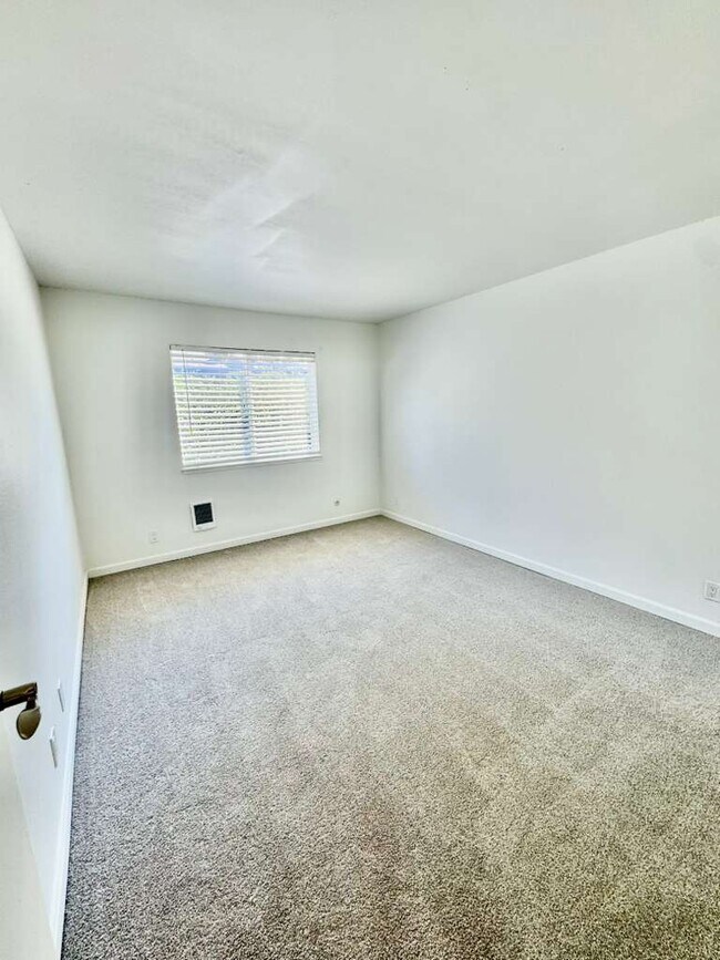 Building Photo - 495 Ignacio Blvd