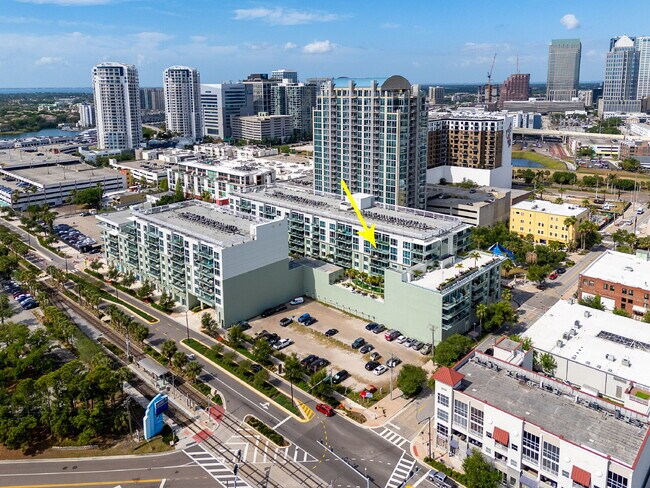 Building Photo - "Experience Urban Elegance: Spacious 2BR/2BA Condo in the Heart of Tampa!"