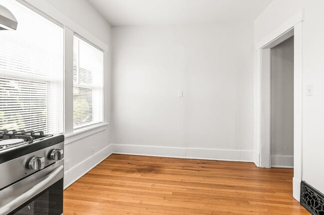 Building Photo - 523 Park Ave