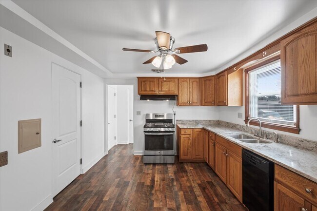 Building Photo - 3635 Poplar Ave