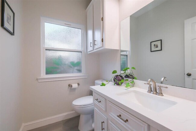 Building Photo - 1319 Hannington Dr