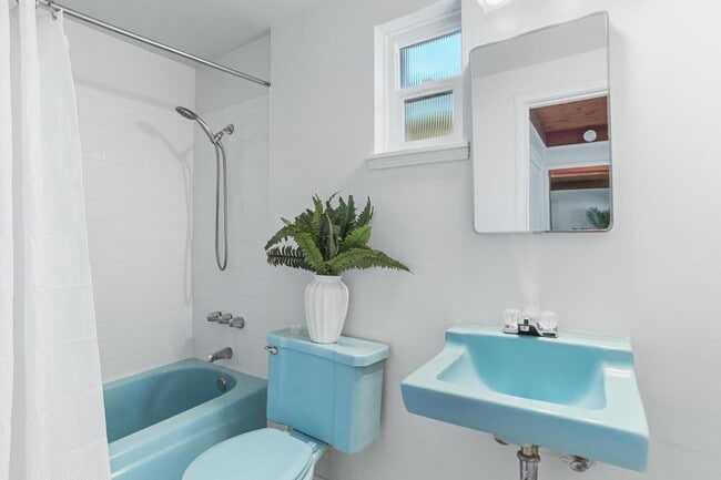 Building Photo - Charming Mid-Century Home with Detached St...