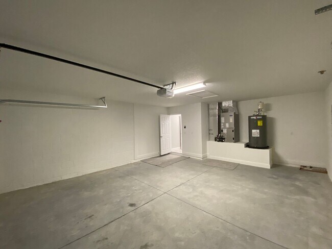 Building Photo - Desirable SW Ocala Neighborhood 4/2/2 *WON'T LAST*