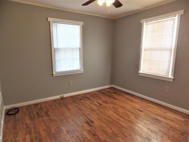 Building Photo - 214 Edgewood Dr