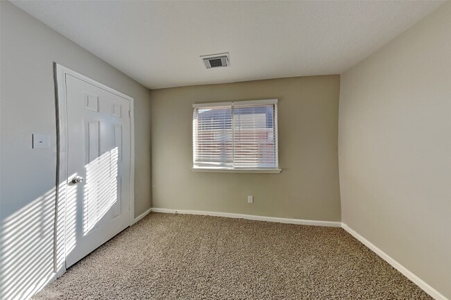 Building Photo - 10726 Perigrine Dr