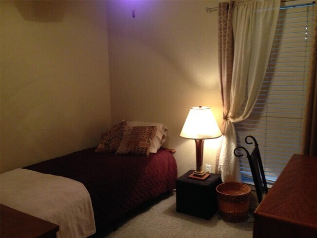 Building Photo - 1917 Castle Gate Cir