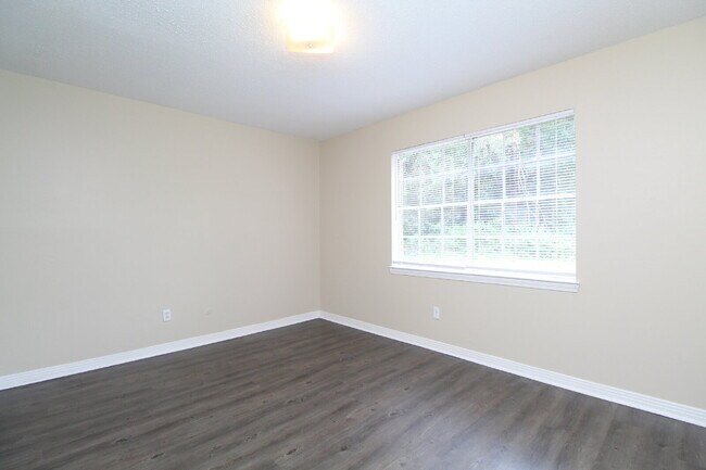 Building Photo - Don’t Miss This Updated First-Floor 1BR — Modern Upgrades, Easy Living & Prime Location Near 9 Mi...
