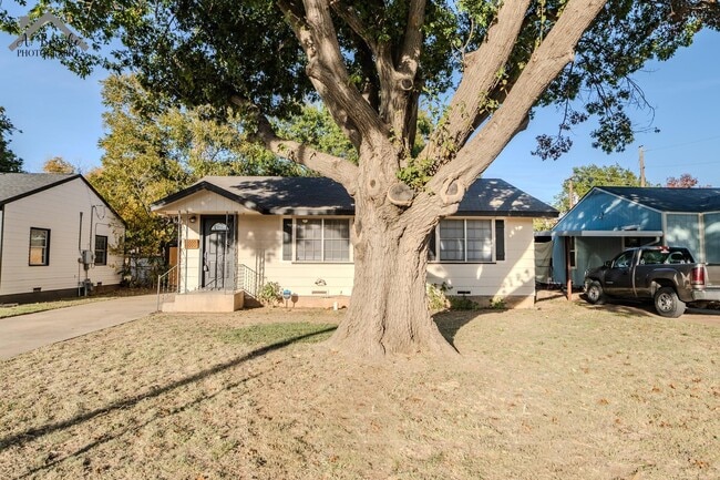 Primary Photo - 2920 Featherston Ave