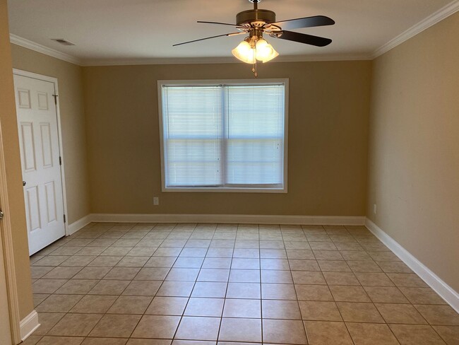 Building Photo - MOVE-IN SPECIAL! $200 off 1st full month's...