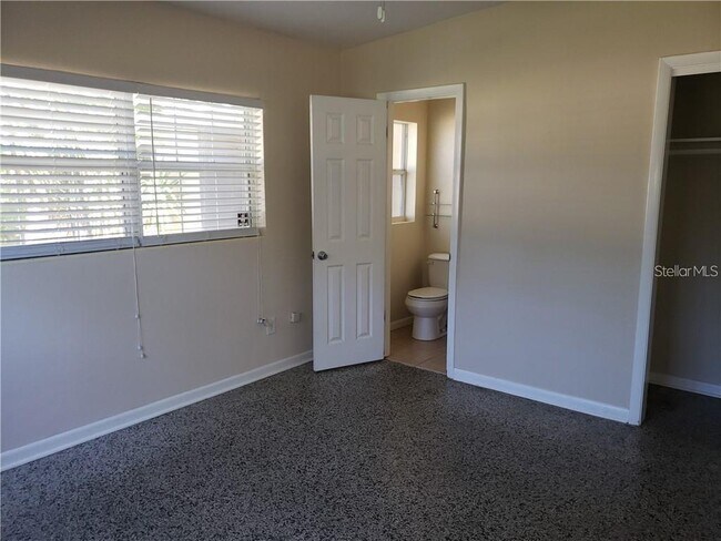 Building Photo - 1500 Roscomare Ave