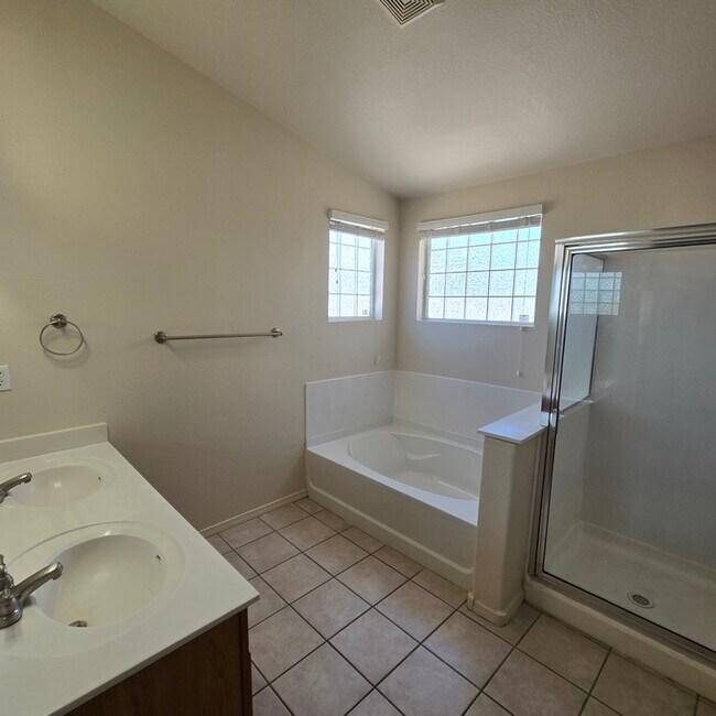 Building Photo - 669 Sunny Meadows Dr