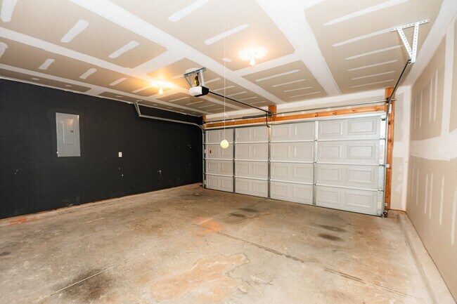 Building Photo - Beautifully 4-bedroom, 2.5-bathroom spacious 2-story home in the Reedy Fork Ranch in Greensboro