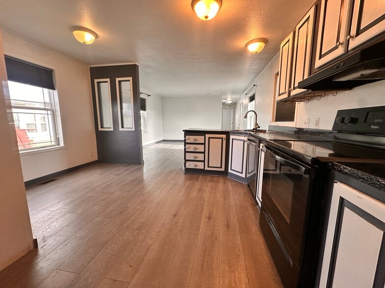 Building Photo - 22 Lapin St